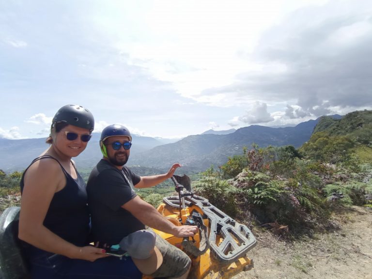 Dos jóvenes sienten la emoción a tope mientras conducen vehículos de cuatro ruedas por sendas naturales. 🚙 Con velocidad y destreza, recorren variados terrenos sobre estos medios de transporte llenos de adrenalina. ✊ Una aventura acelerada sobre ruedas que les regala una dosis pura de diversión. 😄 Leyenda: Con el viento en sus