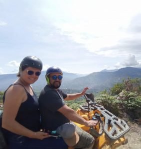 Dos jóvenes sienten la emoción a tope mientras conducen vehículos de cuatro ruedas por sendas naturales. 🚙 Con velocidad y destreza, recorren variados terrenos sobre estos medios de transporte llenos de adrenalina. ✊ Una aventura acelerada sobre ruedas que les regala una dosis pura de diversión. 😄 Leyenda: Con el viento en sus