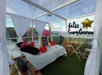 Las habitaciones del hotel están diseñadas para brindar comodidad y relajación. Las camas king-size y los balcones privados permiten a los huéspedes disfrutar de las impresionantes vistas de las montañas.