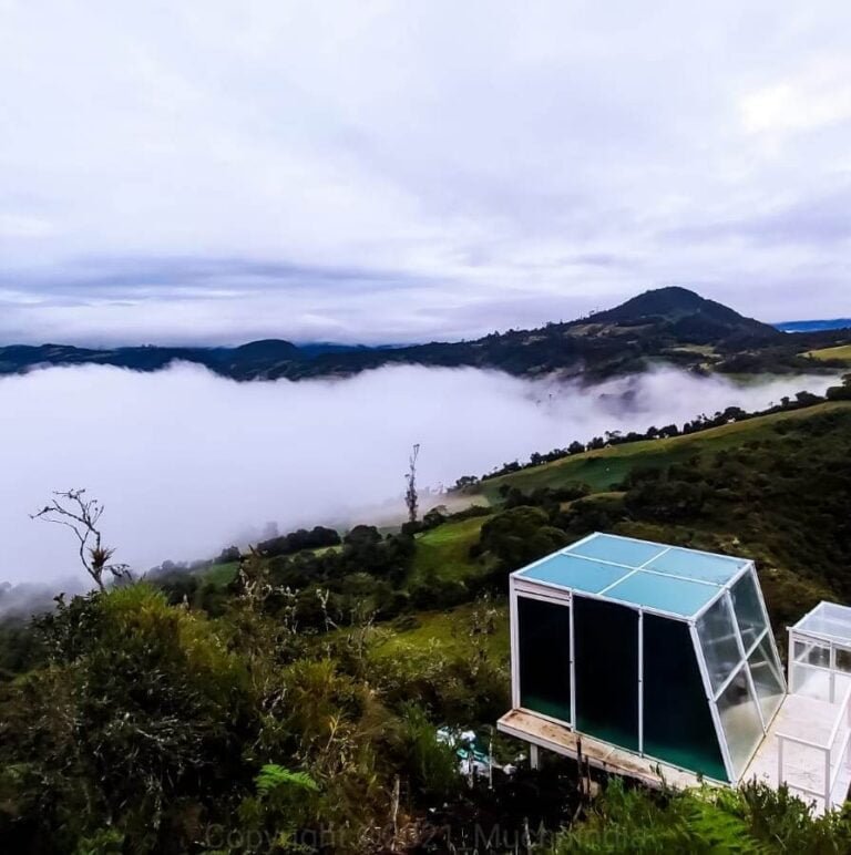 El hotel se encuentra en una ubicación privilegiada, con impresionantes vistas a las montañas. El diseño moderno del hotel complementa el entorno natural, creando una sensación de armonía y tranquilidad.