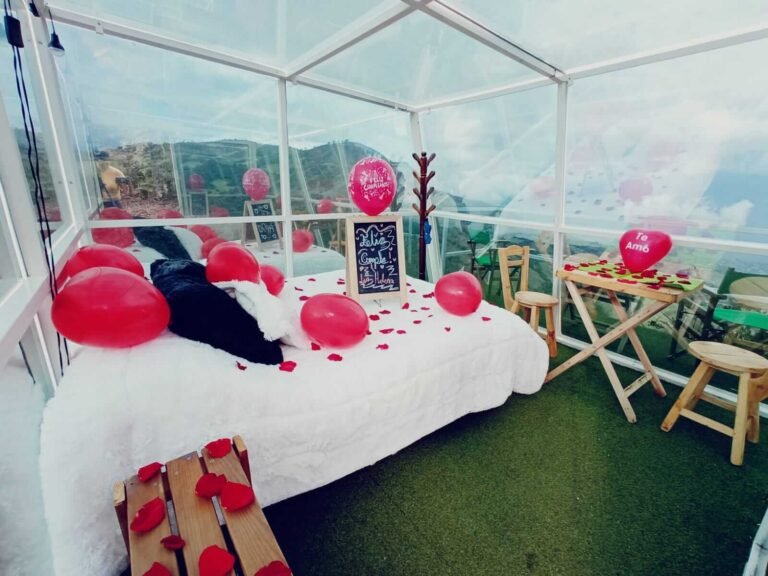 El restaurante del hotel sirve deliciosa comida local, elaborada con ingredientes frescos y de temporada. Los grandes ventanales ofrecen a los huéspedes unas vistas impresionantes de las montañas mientras disfrutan de su comida.