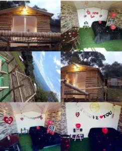 Exterior de una acogedora cabaña de troncos en un entorno natural, perfecta para un fin de semana romántico de glamping en pareja.