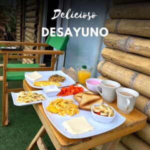 Mesa con un abundante y apetitoso desayuno servido al aire libre en un entorno natural durante unas vacaciones de glamping románticas.